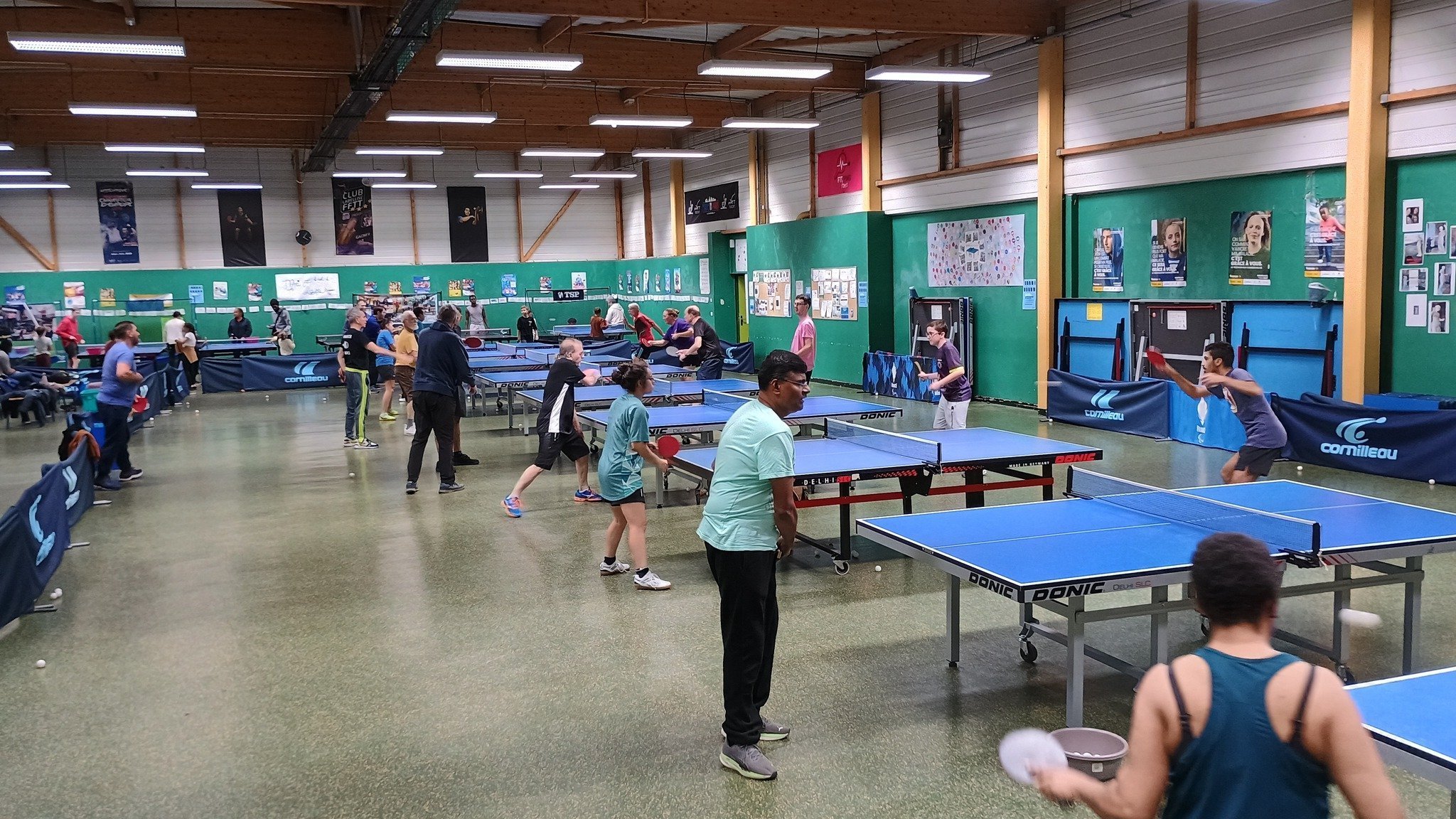 Intérieur du gymnase de la Nacelle avec ses tables de tennis de table